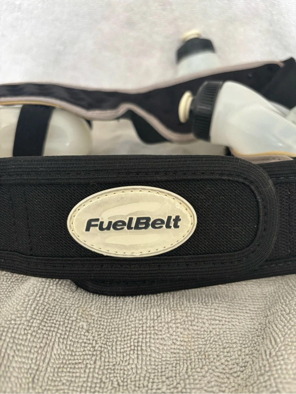 FuelBelt 4-Bottle Hydration Waist Pack Belt 8 fl oz Push Cap Refillable Black.